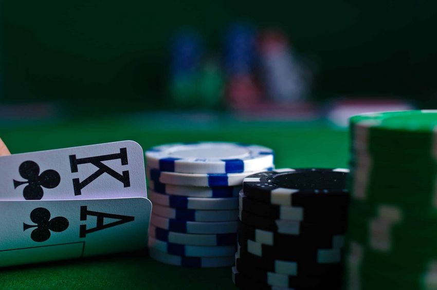 Pourquoi les jeux en direct dominent les casinos en ligne traditionnels